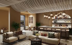 فندق تلال ليوا, شارع مدينة زايد